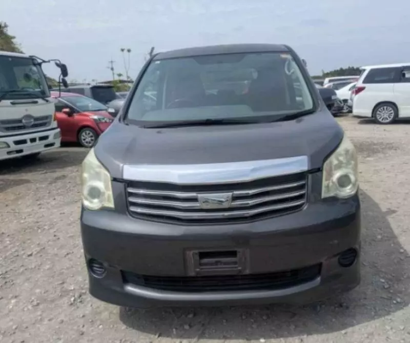 TOYOTA Noah - 2013