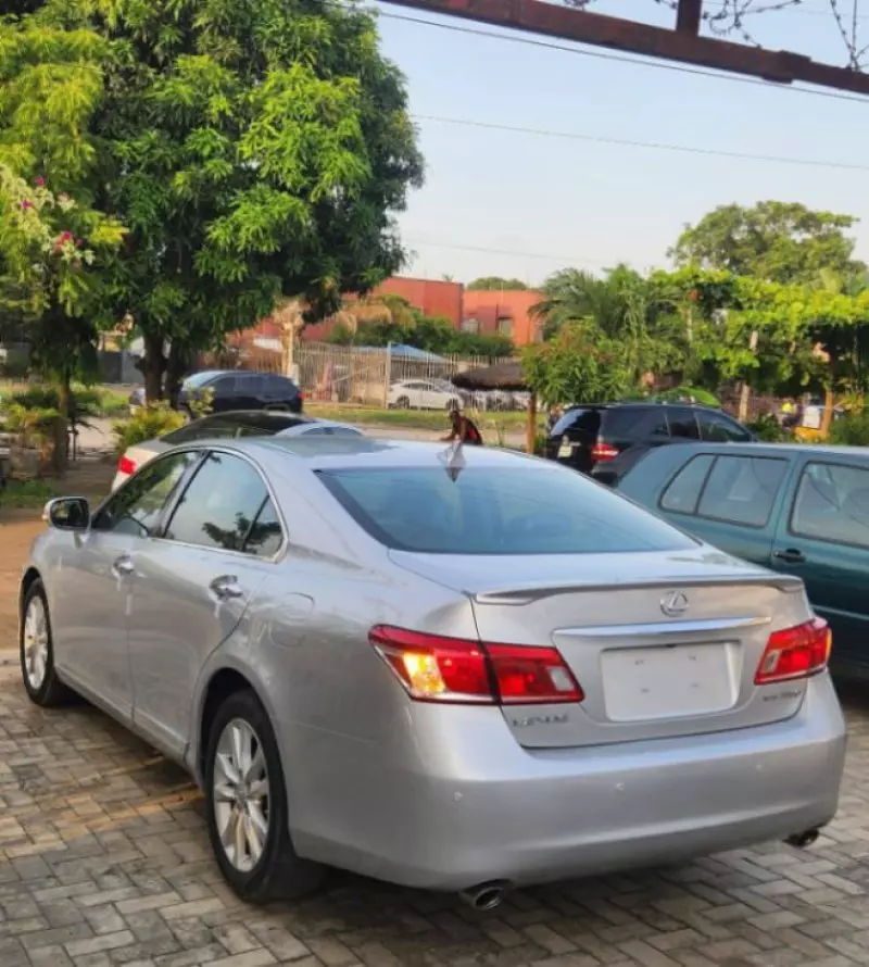 Lexus ES 350   - 2010