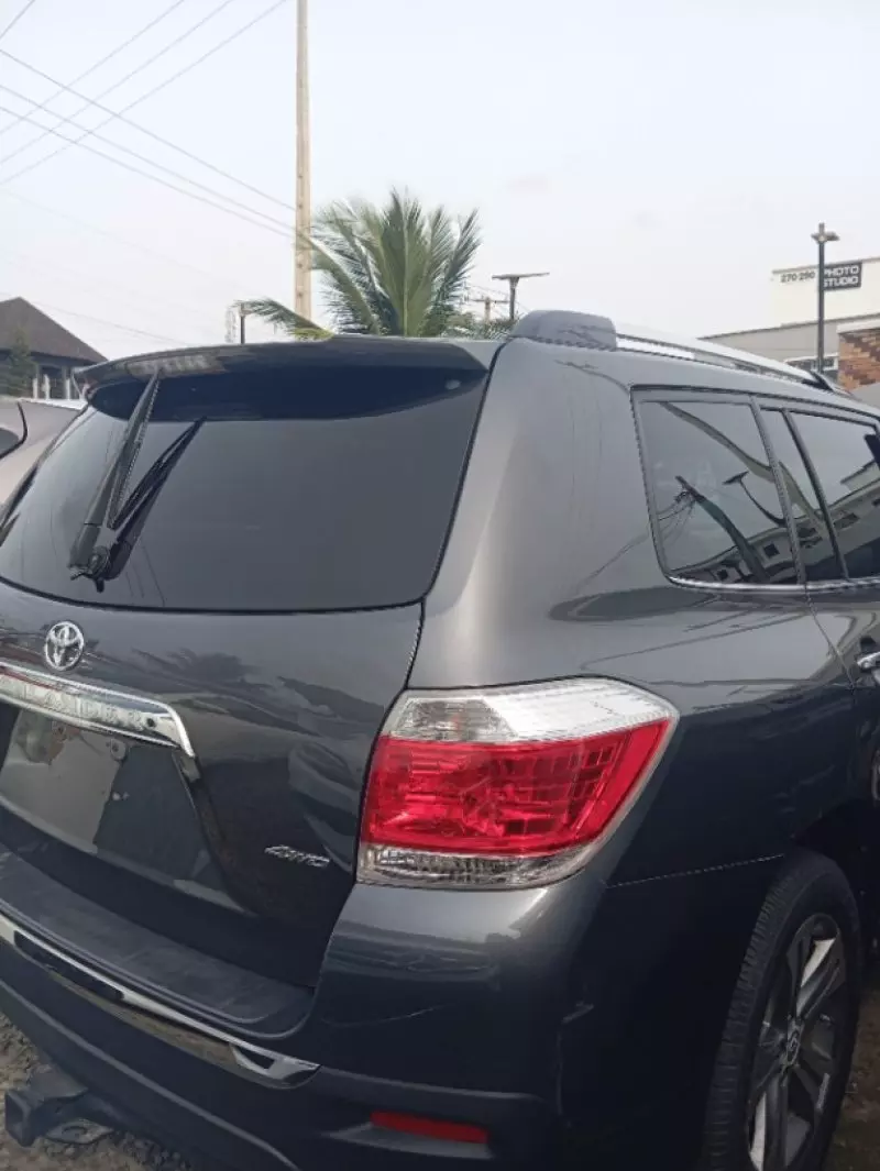 Toyota Highlander   - 2011