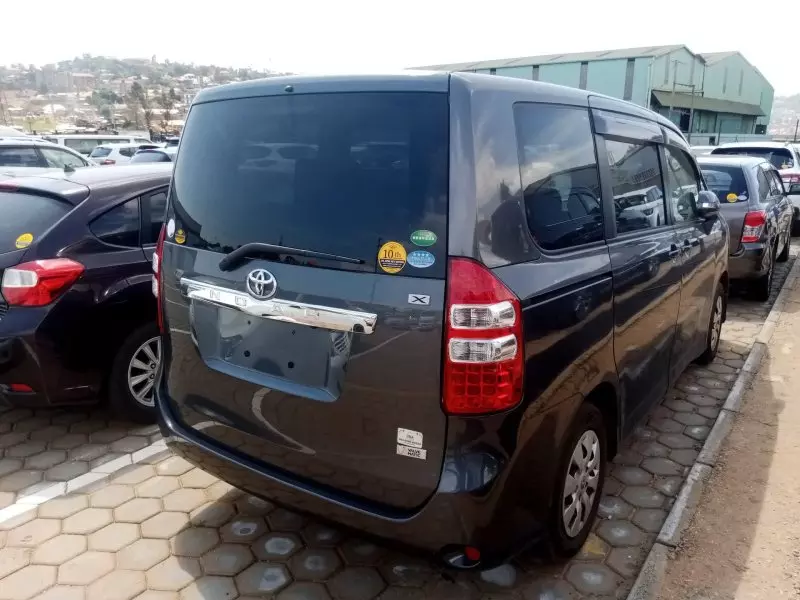 Toyota Noah   - 2012