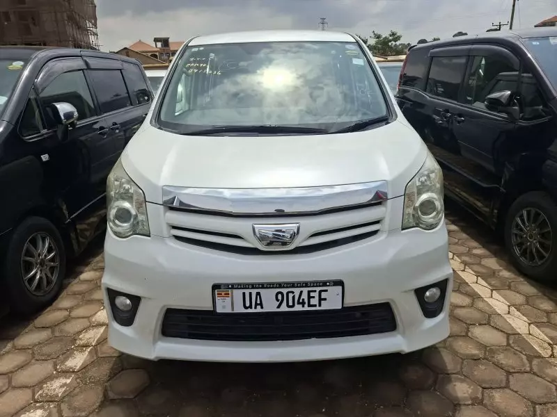 Toyota Noah - 2011
