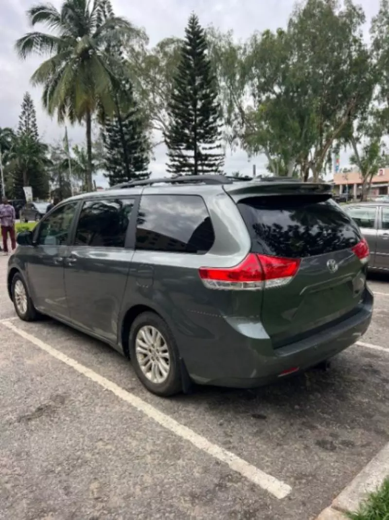 Toyota Sienna   - 2013