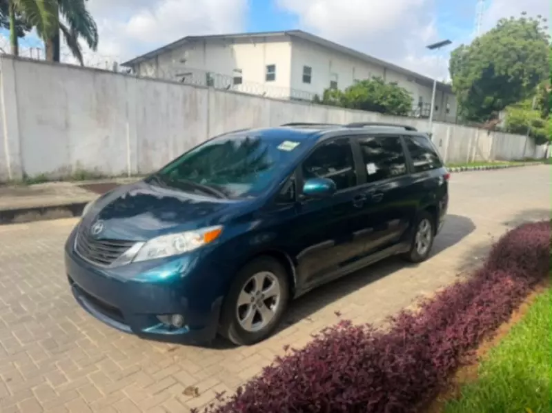 TOYOTA Sienna   - 2011