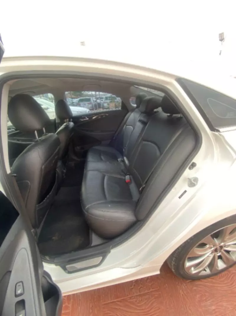 Hyundai Sonata   - 2012