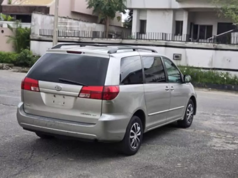 TOYOTA Sienna   - 2004