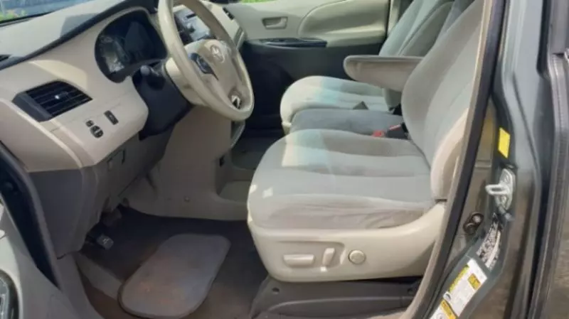 TOYOTA Sienna   - 2011