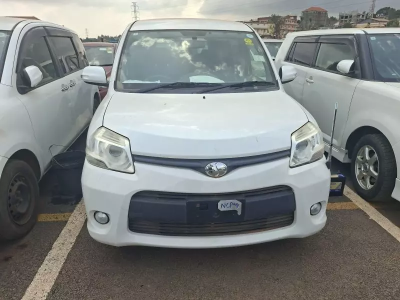 Toyota Sienta - 2012