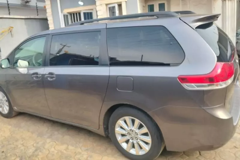 Toyota Sienna   - 2011