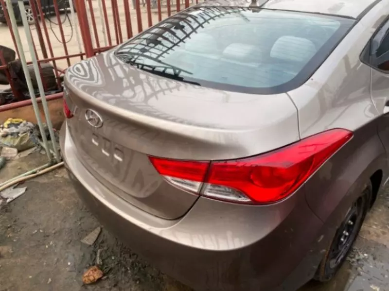 Hyundai Elantra   - 2012