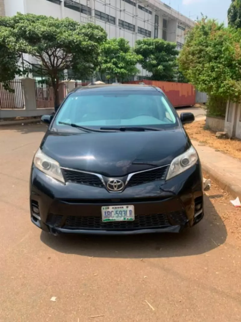 TOYOTA Sienna   - 2011