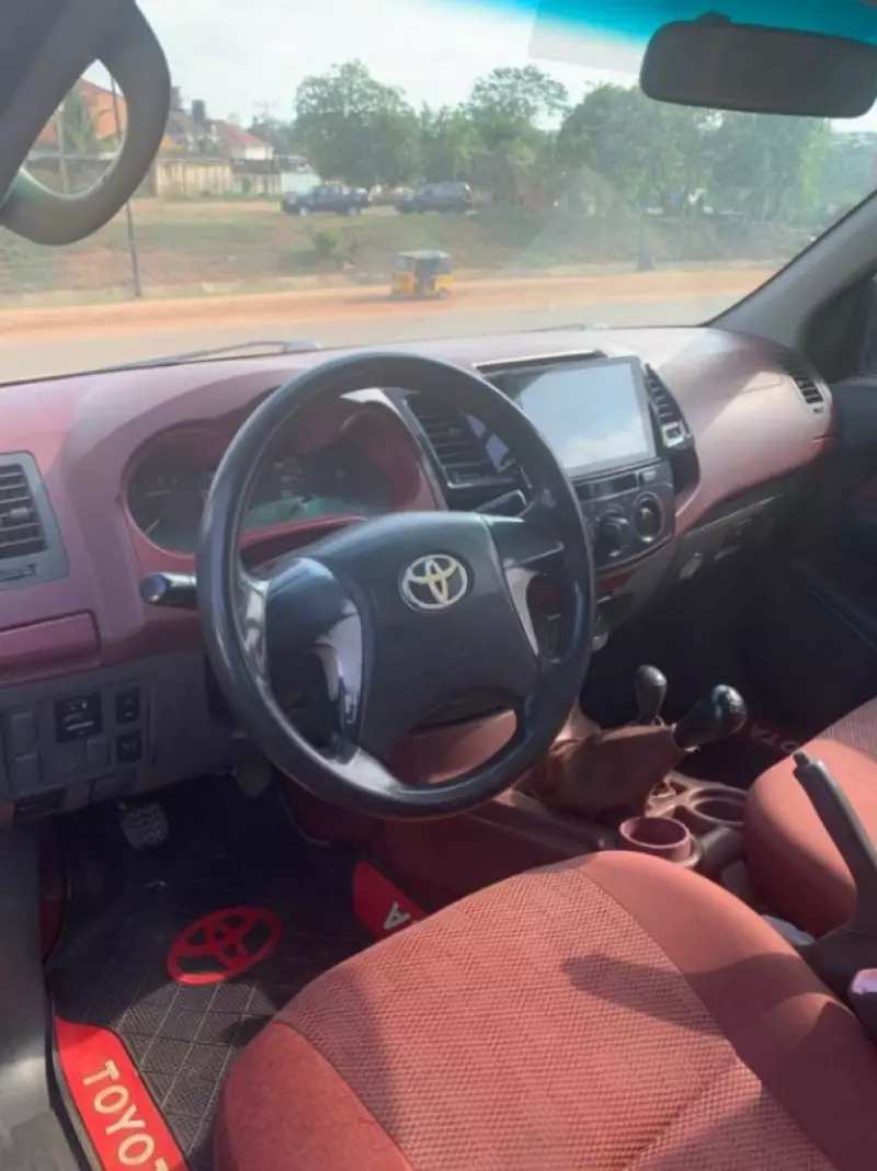 Toyota Hilux   - 2013