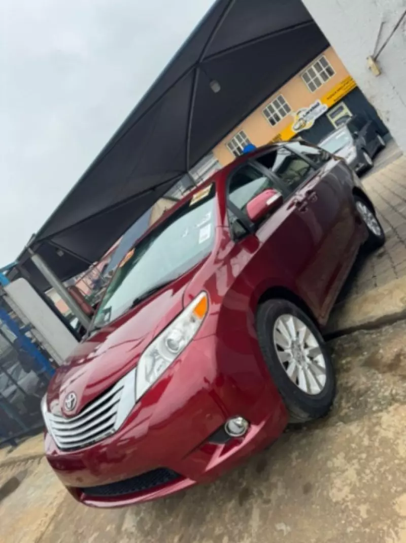 TOYOTA Sienna - 2014