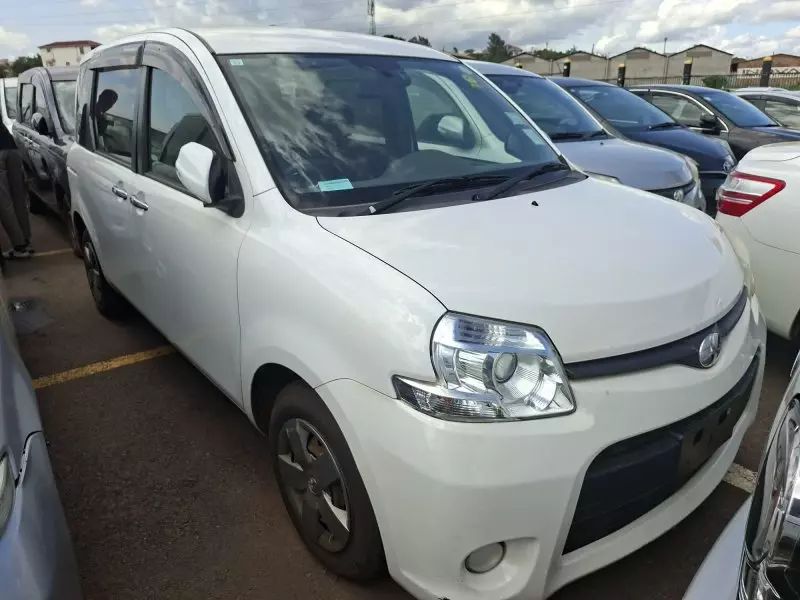 Toyota Sienta   - 2012
