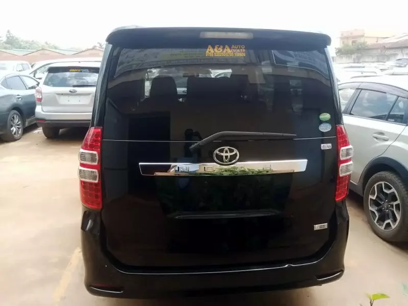TOYOTA Noah   - 2012