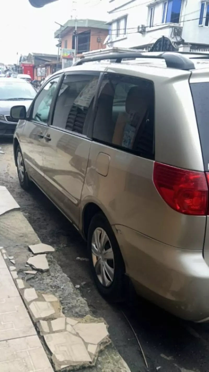TOYOTA Sienna   - 2010