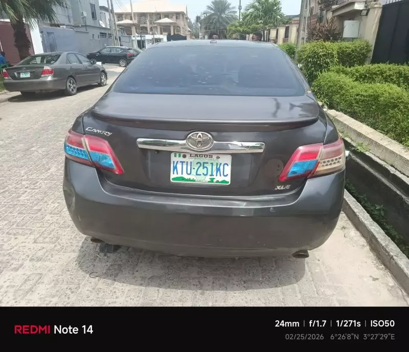 TOYOTA Camry - 2010