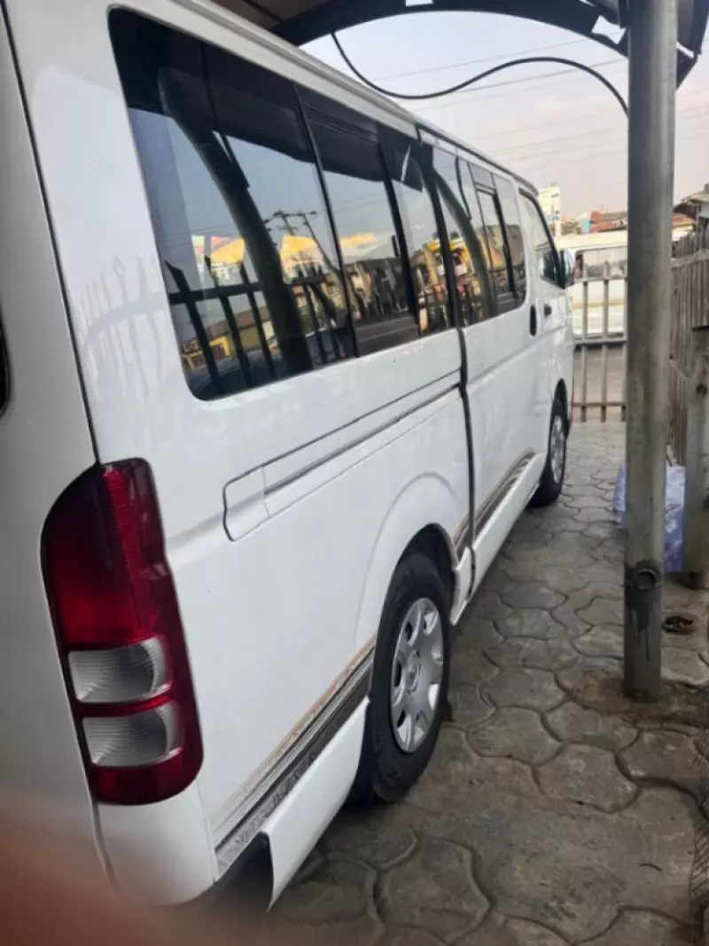 Toyota Hiace   - 2011