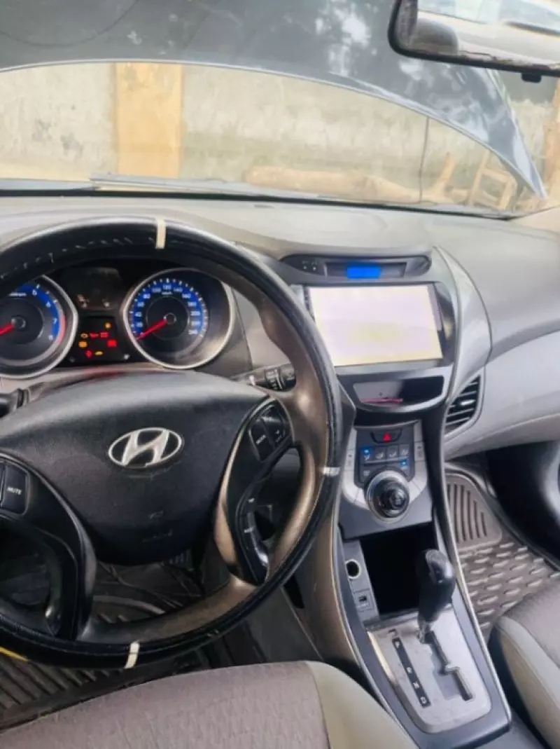Hyundai Elantra   - 2013