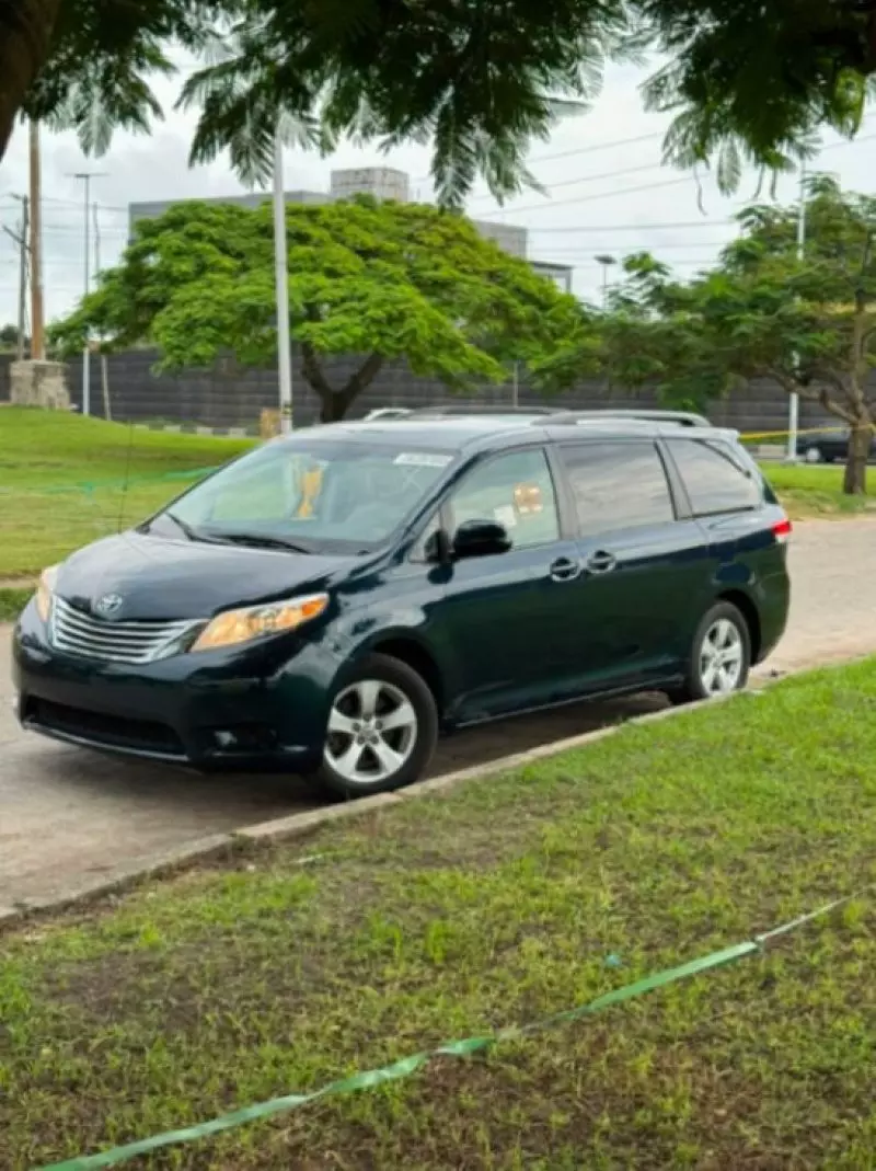 TOYOTA Sienna - 2011