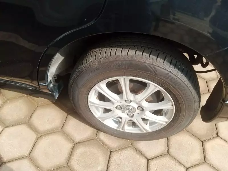 Toyota Sienta   - 2012
