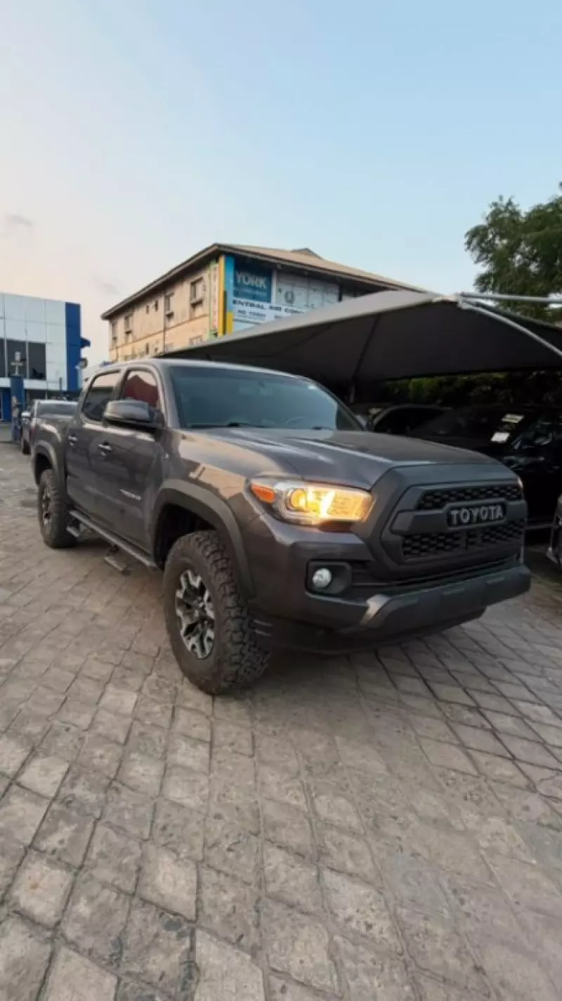 TOYOTA Tacoma   - 2017