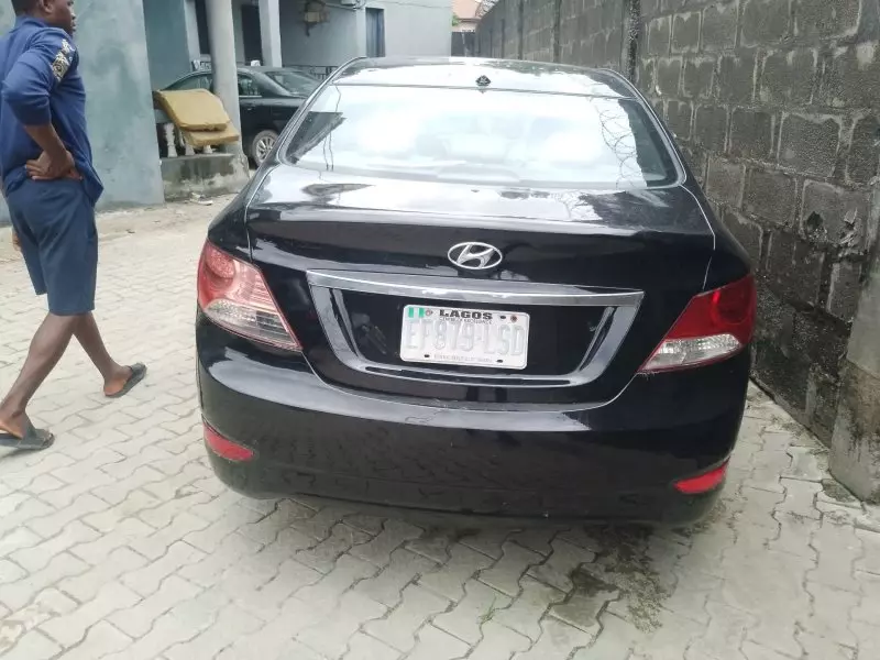 Hyundai Accent   - 2011