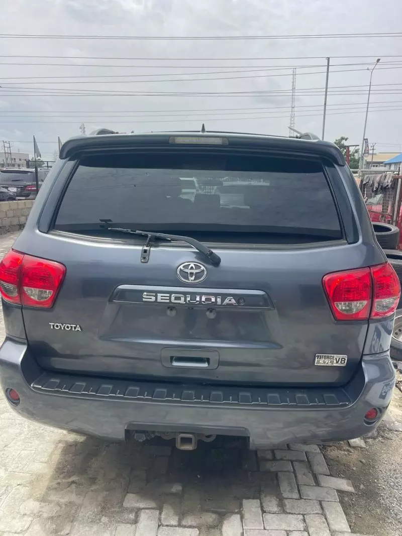 Toyota Sequoia   - 2010