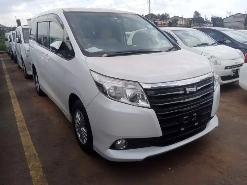 Toyota Noah   - 2014