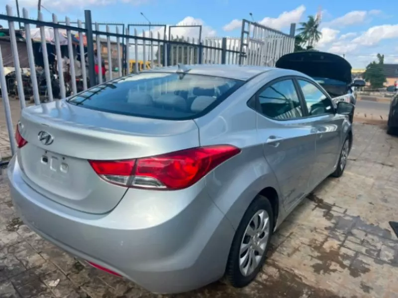 Hyundai Elantra   - 2013