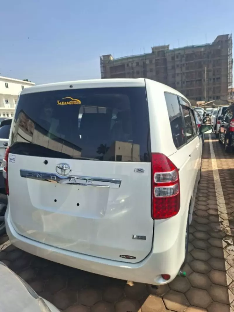 TOYOTA Noah   - 2012