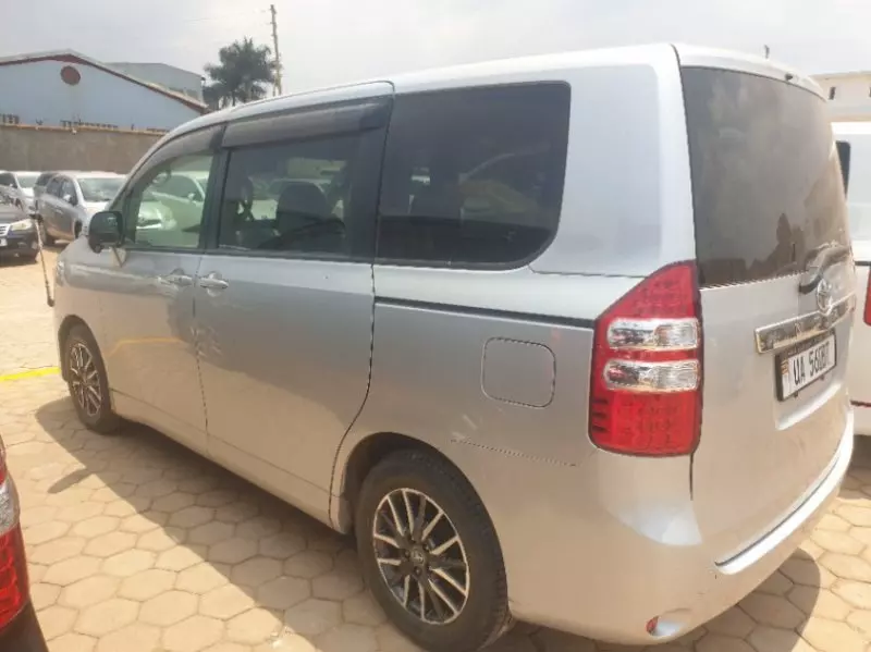 TOYOTA Noah   - 2010