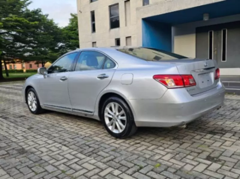 Lexus ES 350   - 2010