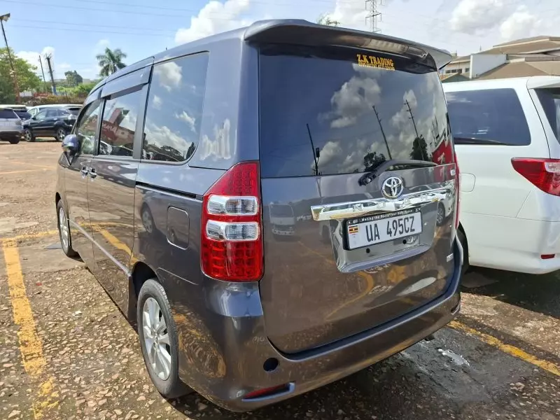 Toyota Noah   - 2012