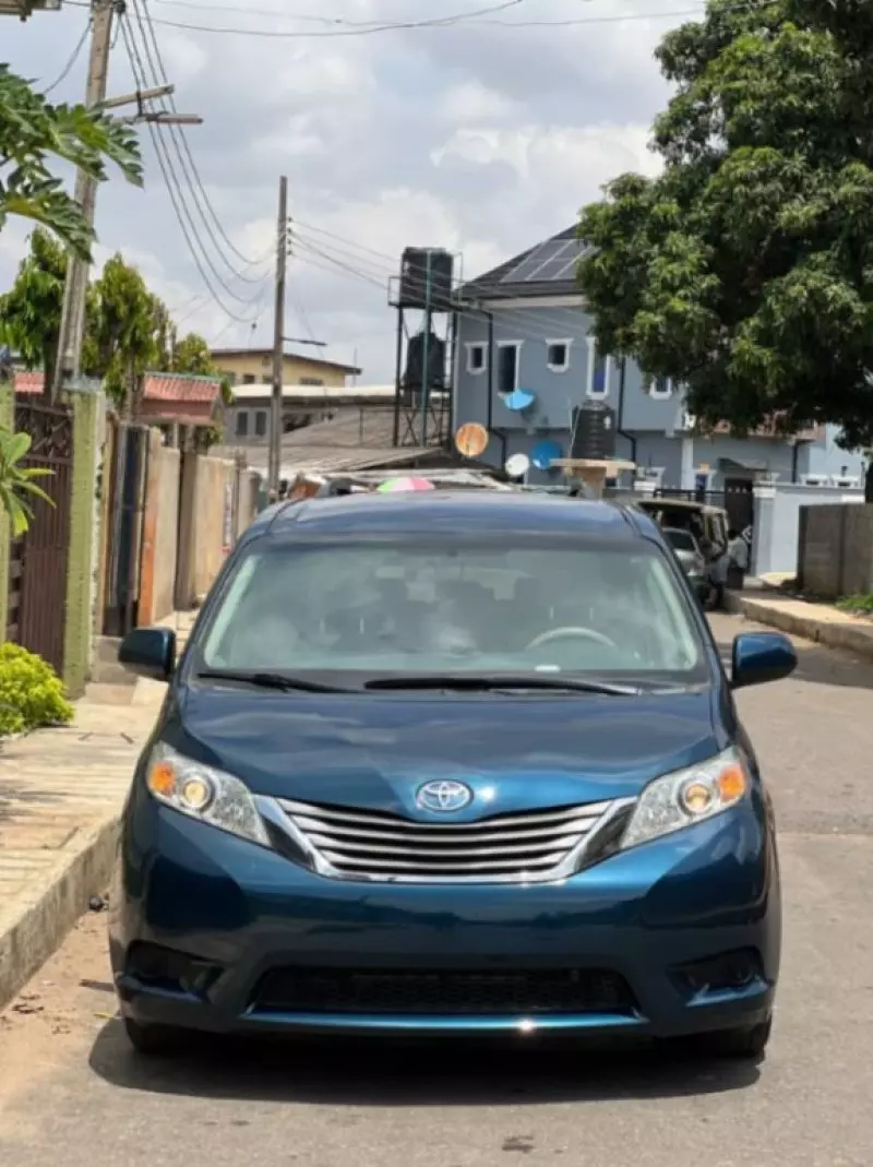 Toyota Sienna - 2011
