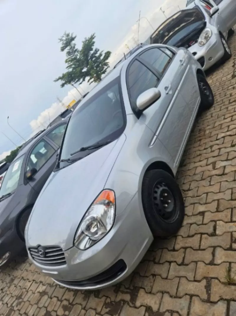 Hyundai Accent   - 2011