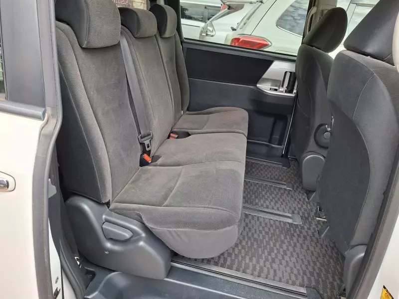 Toyota Noah - 2012