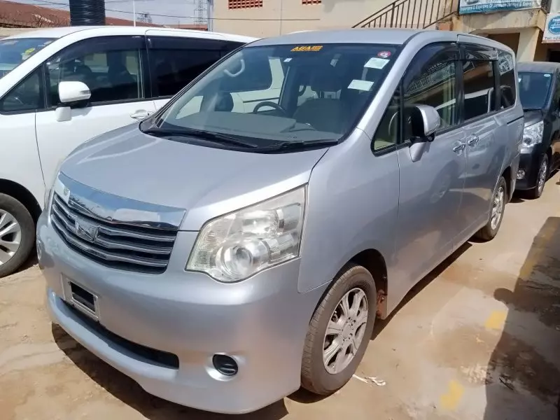Toyota Noah   - 2012