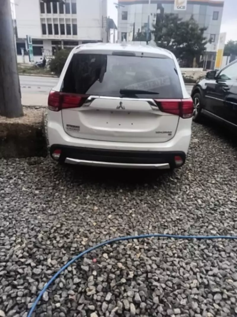 Mitsubishi Outlander hybrid    - 2017