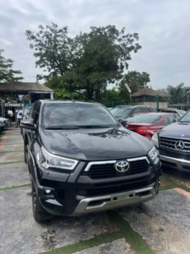 TOYOTA Hilux   - 2024