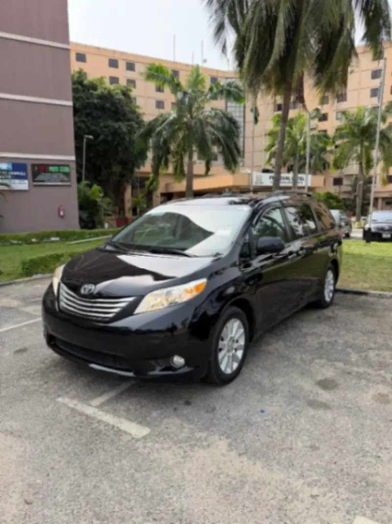 Toyota Sienna   - 2011