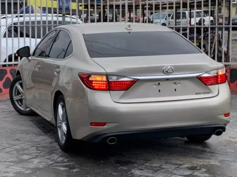 Lexus ES   - 2013