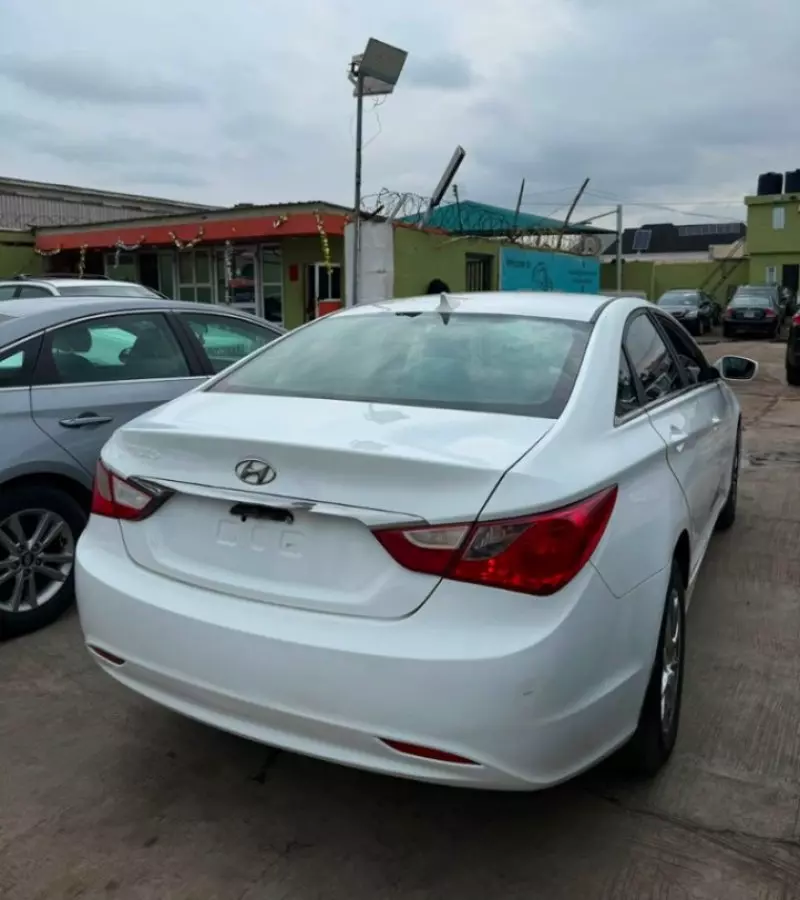 Hyundai Sonata   - 2011