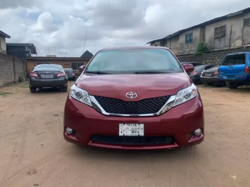 TOYOTA Sienna   - 2012