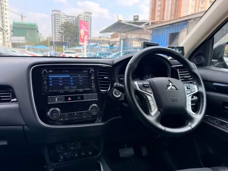 Mitsubishi Plug-in Hybrid Outlander   - 2019