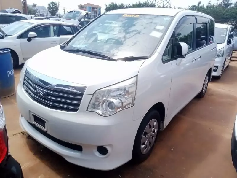 Toyota Noah   - 2012