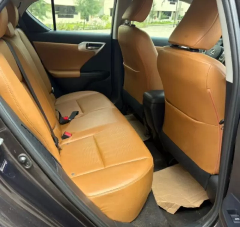 Lexus CT 200h   - 2012