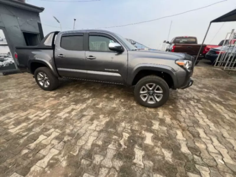 Toyota Tacoma   - 2017