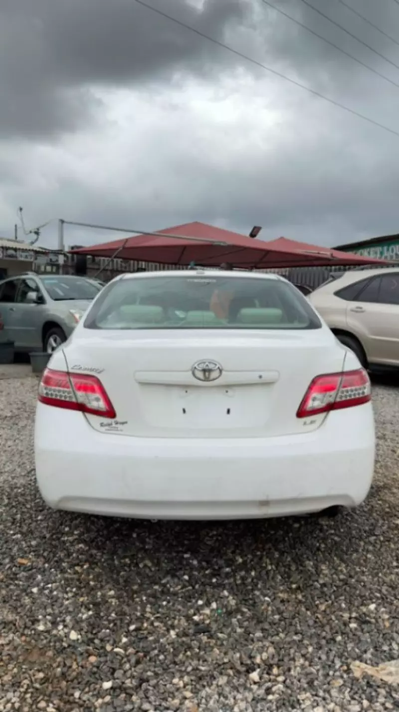 TOYOTA Camry - 2010