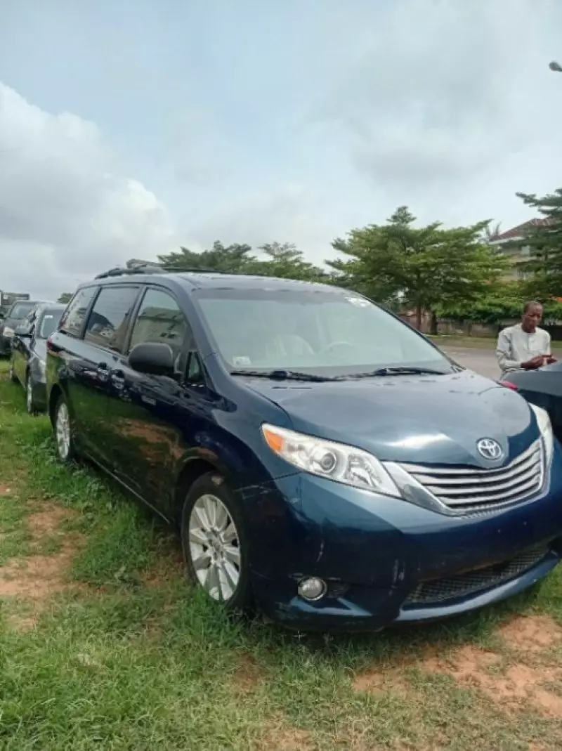 Toyota Sienna   - 2012