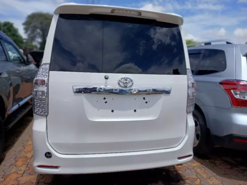 TOYOTA Noah - 2013